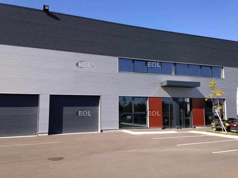 Industrial in Élancourt for lease - Building Photo - Image 2 of 4