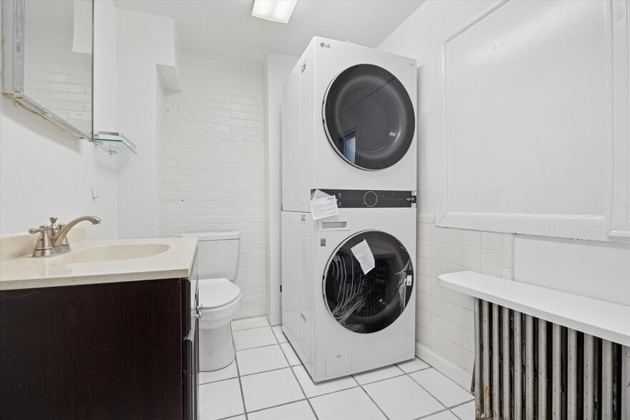 236 Buckingham Pl, Philadelphia, PA for sale - Building Photo - Image 3 of 8