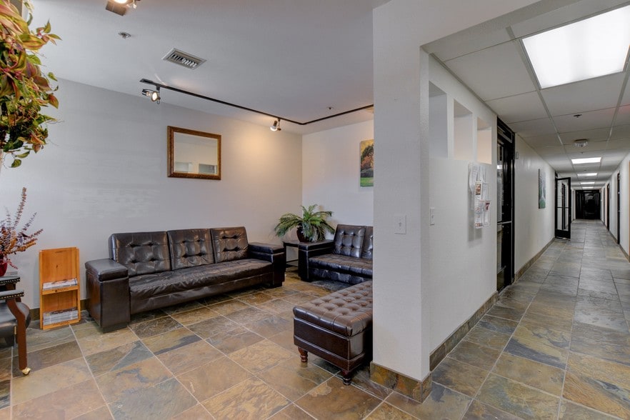 2400-2402 N Tenaya Way, Las Vegas, NV for lease - Interior Photo - Image 2 of 109