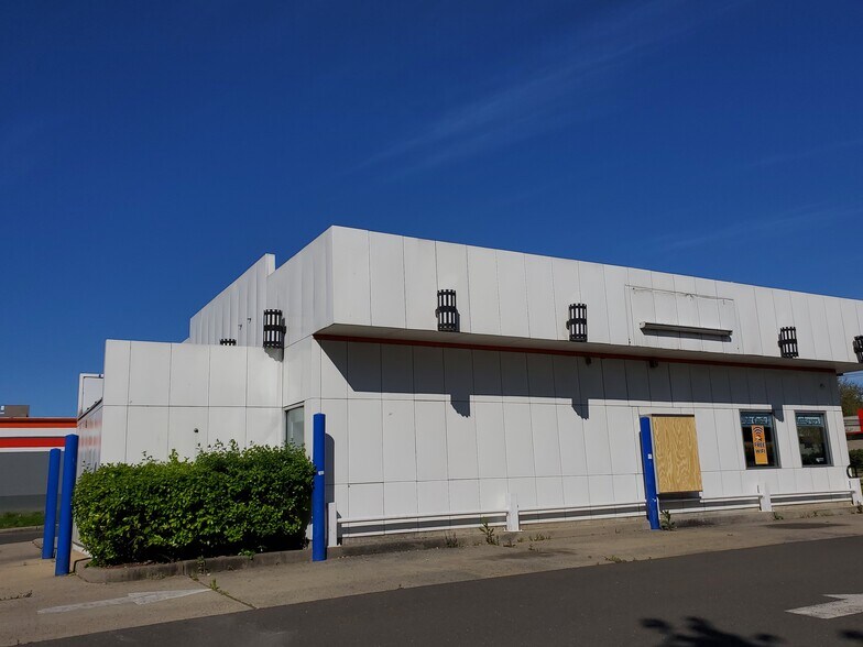 680 Somerset St, New Brunswick, NJ for lease - Building Photo - Image 2 of 5