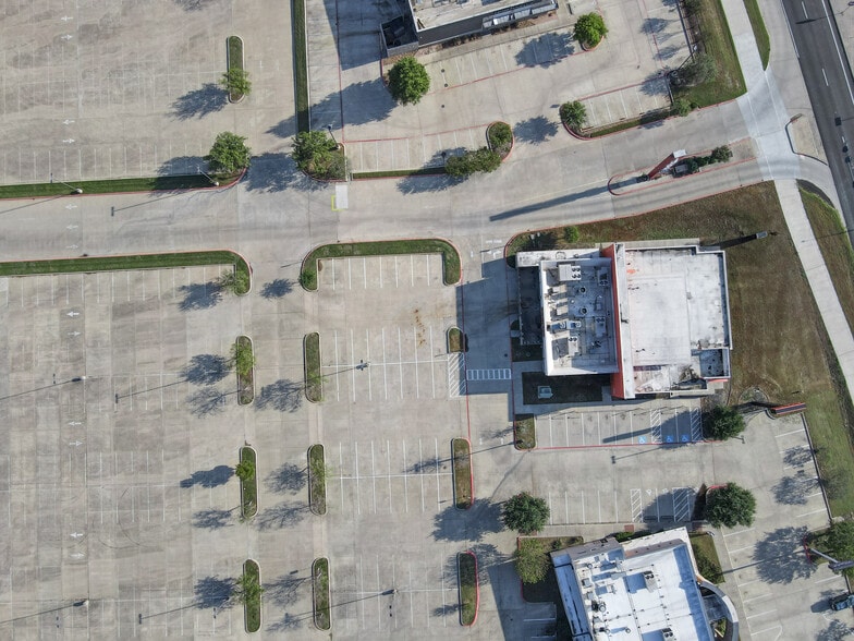 960 N Earl Rudder Fwy, Bryan, TX for lease - Building Photo - Image 3 of 12