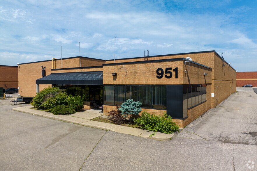 951 Verbena Rd, Mississauga, ON for sale - Building Photo - Image 1 of 1