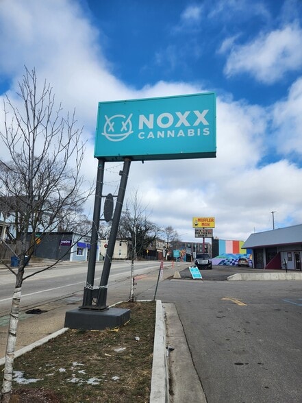 1234 Plainfield Ave, Grand Rapids, MI for sale - Building Photo - Image 3 of 6