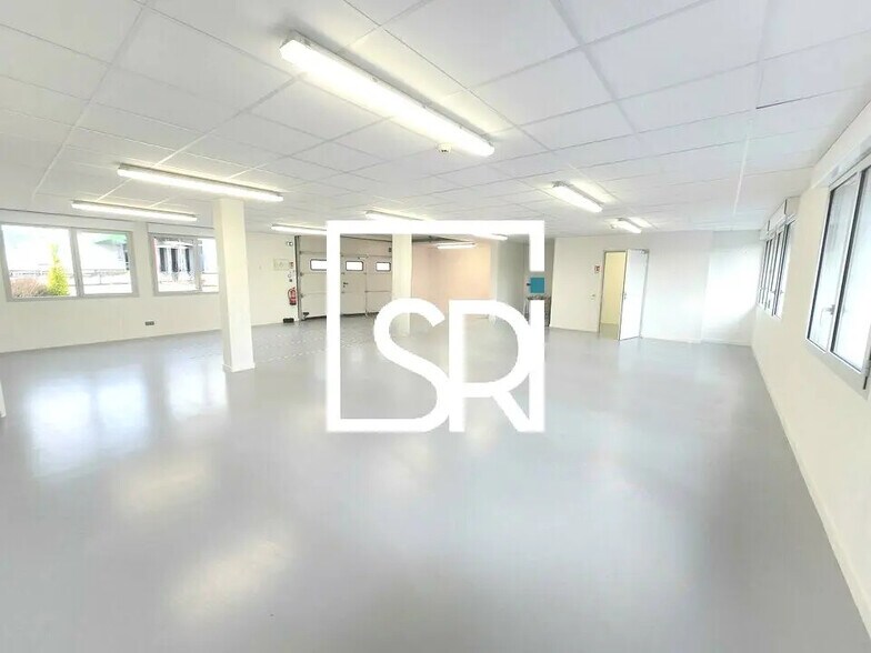 Office in Cournon-d'Auvergne for lease - Interior Photo - Image 1 of 10