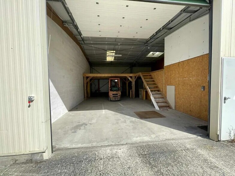 Flex in Senlis for lease - Building Photo - Image 1 of 5