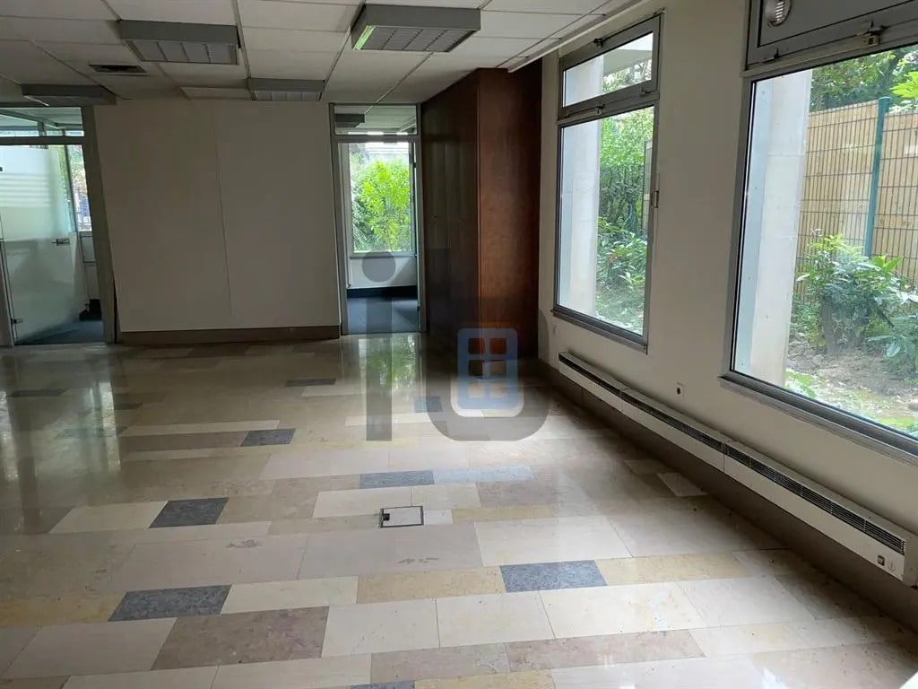 Office in Neuilly-sur-Seine for lease Building Photo- Image 1 of 8