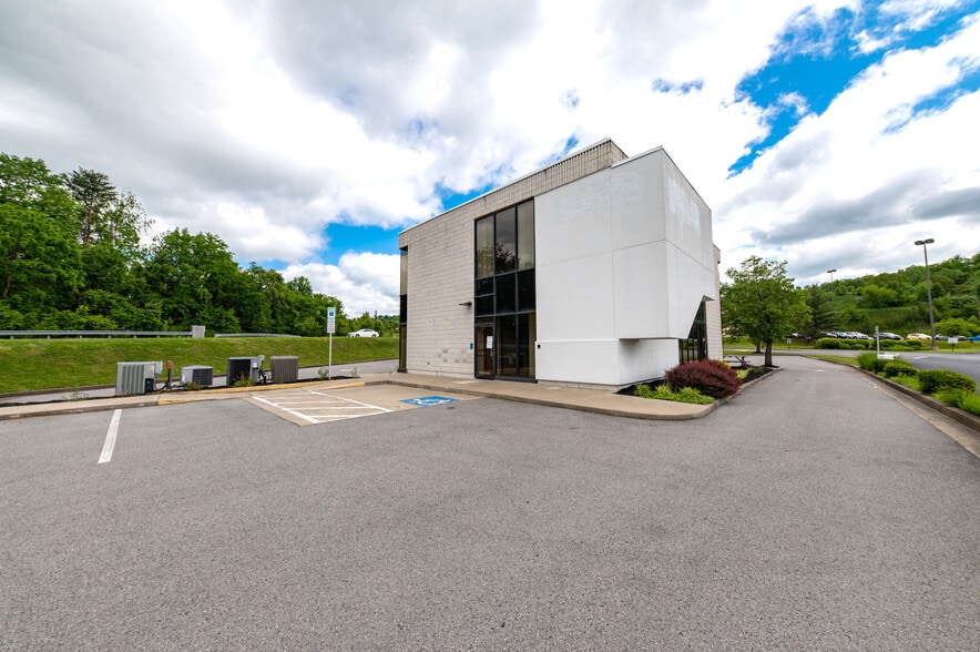 2015 Meadowbrook Mall Rd, Bridgeport, WV for lease - Building Photo - Image 3 of 14
