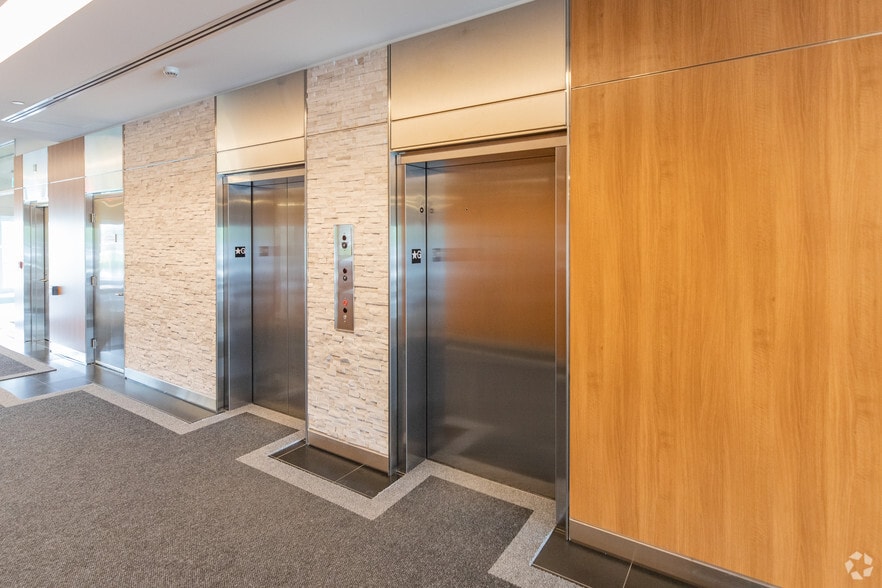 7025 Langer Dr, Mississauga, ON for lease - Lobby - Image 3 of 8