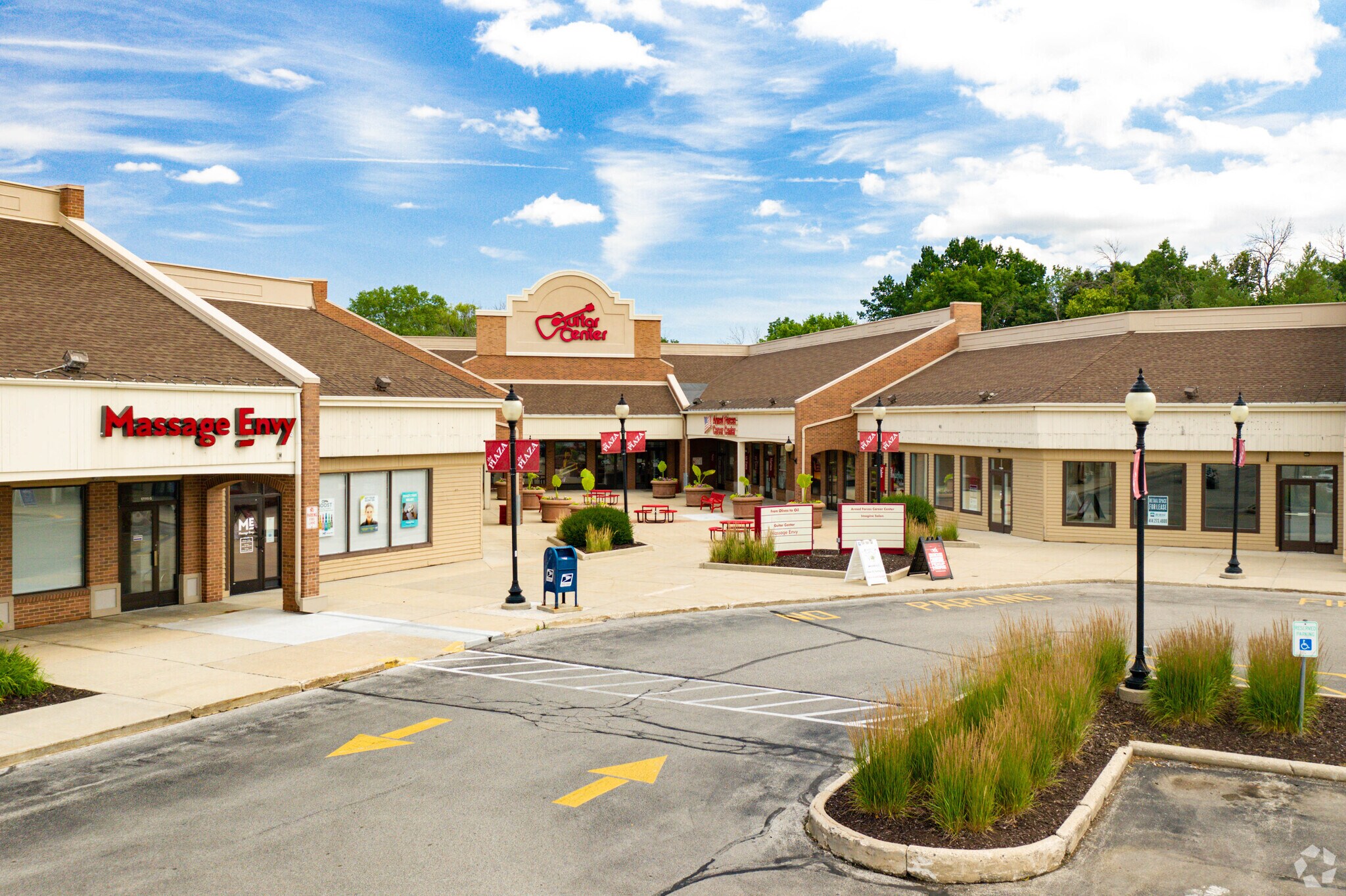 17105-17165 W Bluemound Rd, Brookfield, WI for lease Building Photo- Image 1 of 11