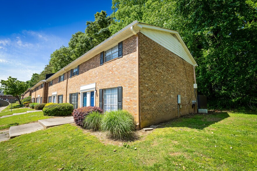 2070 Lake Harbin Rd, Morrow, GA 30260