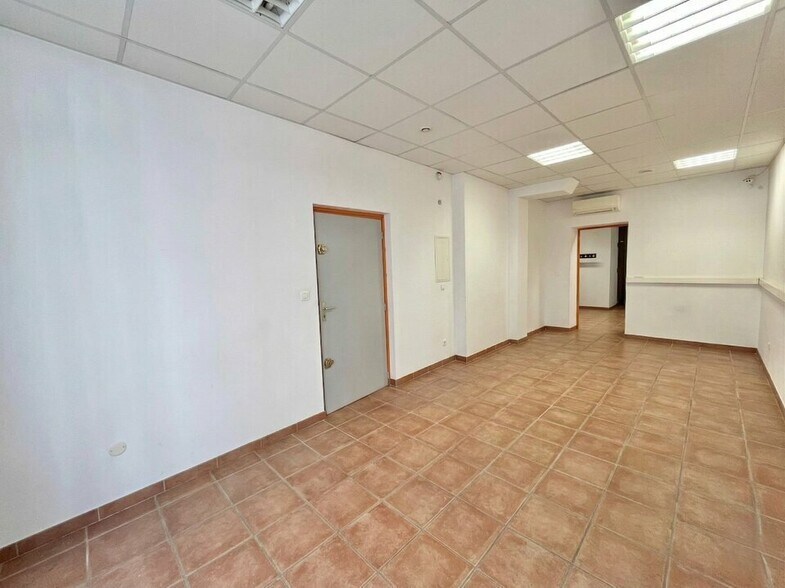 Retail in Trans-en-Provence for lease - Interior Photo - Image 2 of 6