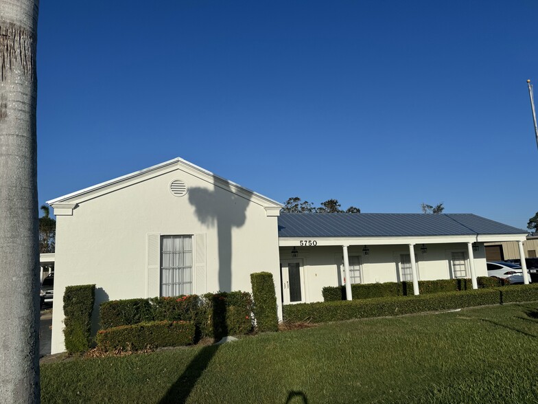 5750 Swift Rd, Sarasota, FL for lease - Building Photo - Image 1 of 9