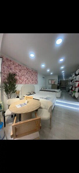 Retail in Paris for lease - Interior Photo - Image 2 of 6