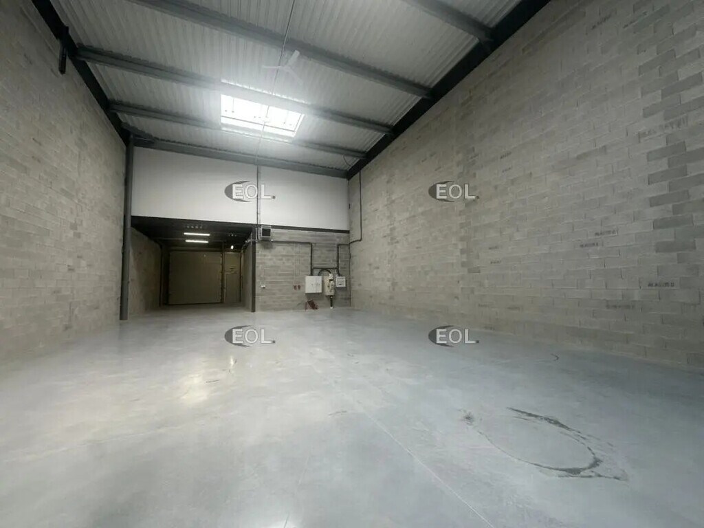 Location Local d'activités 385 m² - Photo 1