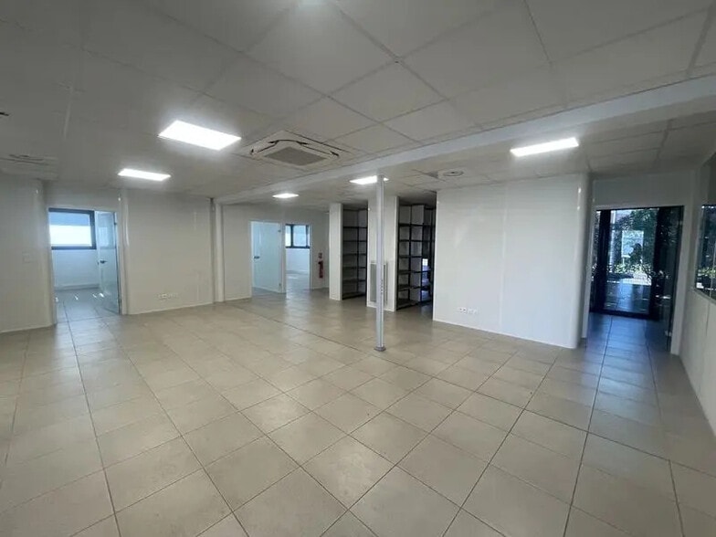 Office in Bruges for lease - Building Photo - Image 2 of 9