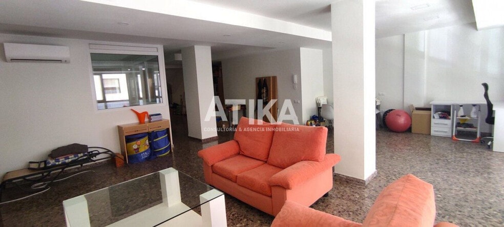 Retail in València for lease - Building Photo - Image 1 of 12