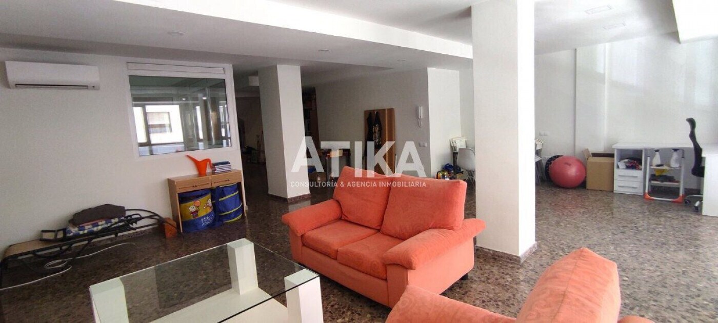 Retail in València for lease Building Photo- Image 1 of 13