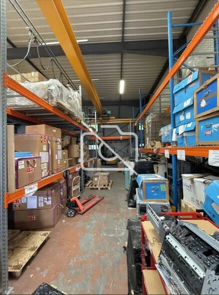 Industrial in Voisins-le-Bretonneux for sale - Interior Photo - Image 3 of 15