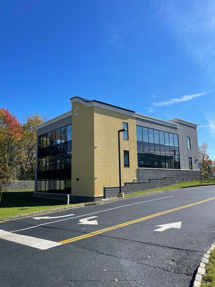 479 Route 520, Marlboro, NJ for lease - Building Photo - Image 1 of 1