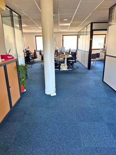 Office in Bordeaux for lease - Interior Photo - Image 2 of 4