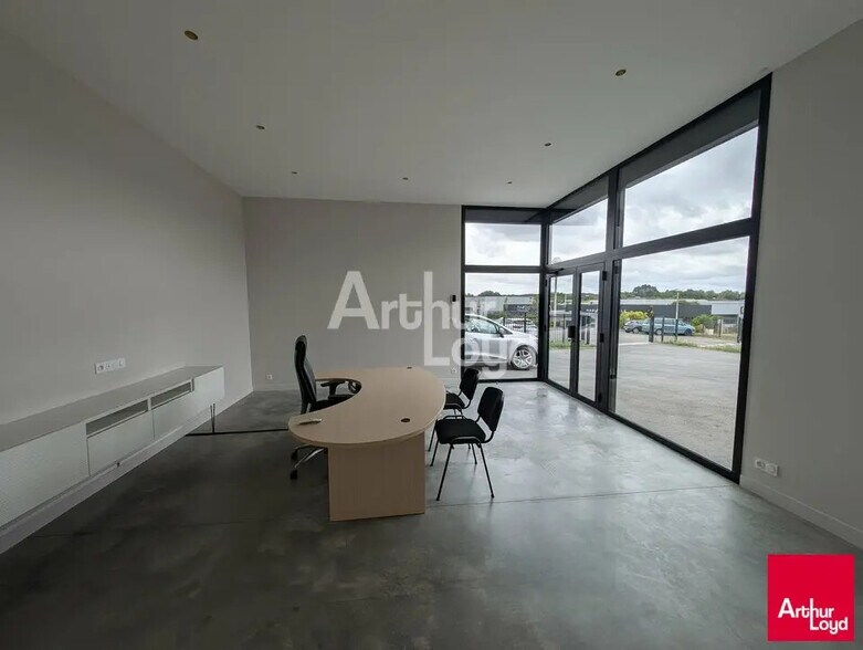 Flex in Guichen for lease - Interior Photo - Image 2 of 5