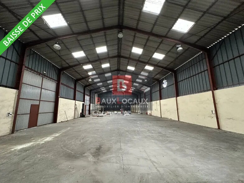 Flex in Mollégès for lease - Interior Photo - Image 1 of 11