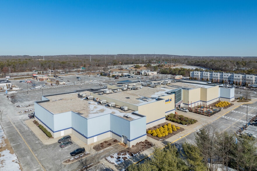 185 Morris Ave, Holtsville, NY for sale - Aerial Video - Image 2 of 5