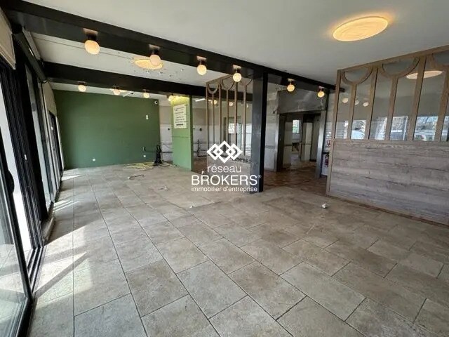 Retail in L'ISLE-SUR-LA-SORGUE for lease - Interior Photo - Image 2 of 8