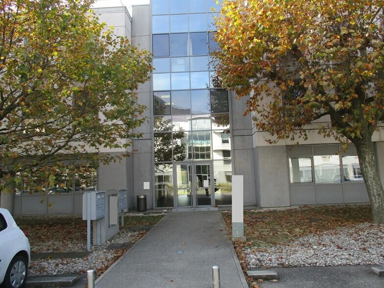 Office in Grenoble for lease - Building Photo - Image 3 of 3