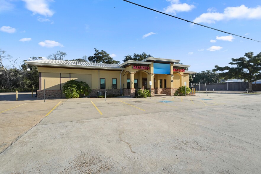 918 W Plantation Dr, Clute, TX for sale - Building Photo - Image 3 of 39