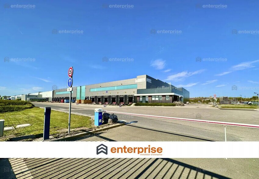 Industrial in Chaulnes for lease - Building Photo - Image 1 of 4