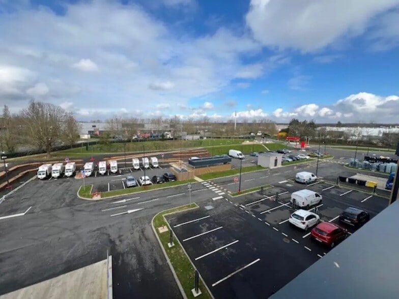 Flex in Élancourt for lease - Building Photo - Image 3 of 13