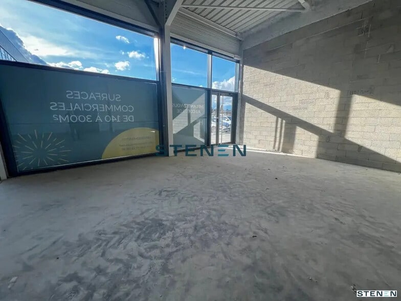 Retail in Monteux for lease - Interior Photo - Image 3 of 5