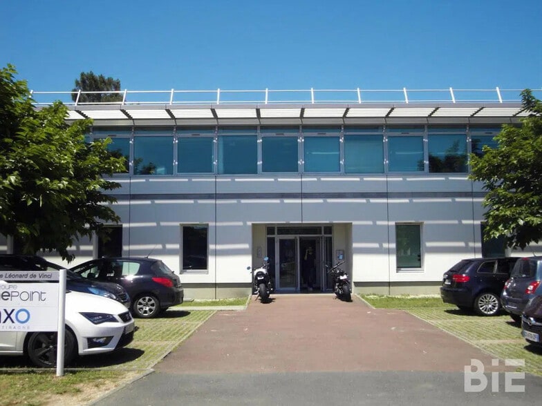 Office in Pessac for lease - Building Photo - Image 1 of 7