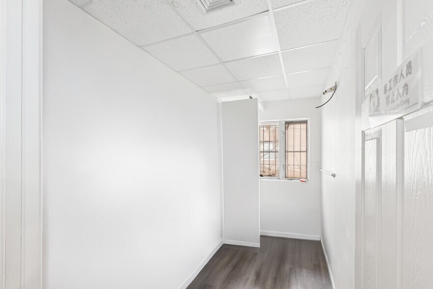 83-29 Broadway, Flushing, NY for lease - Building Photo - Image 2 of 6