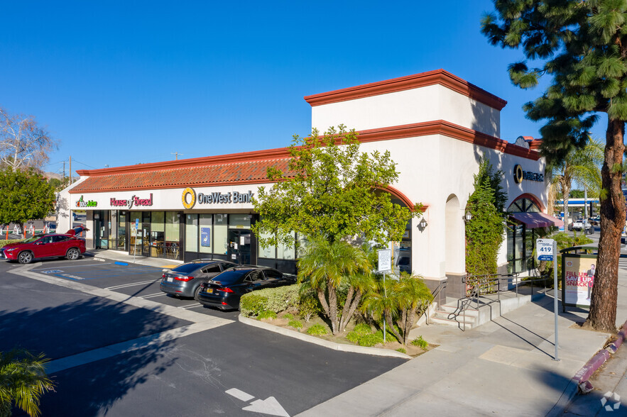 20505-20509 Devonshire St, Chatsworth, CA for lease - Primary Photo - Image 1 of 4