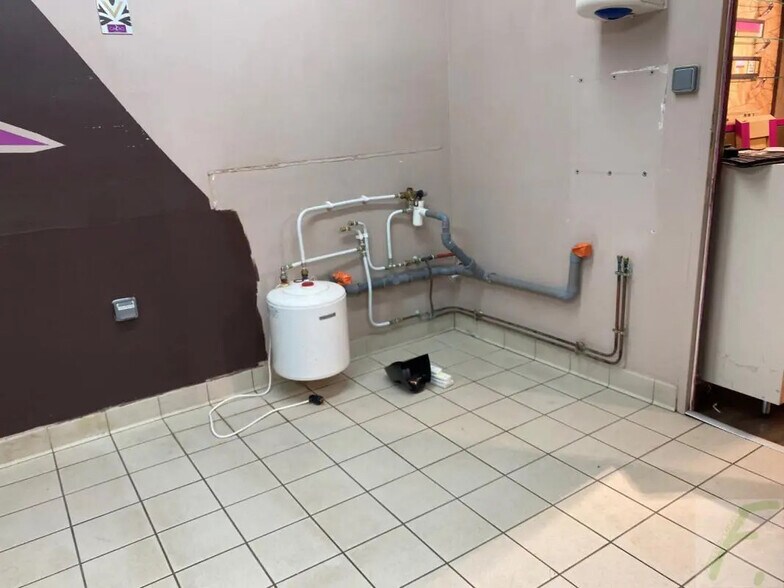 Retail in Aix-les-Bains for lease - Interior Photo - Image 3 of 7