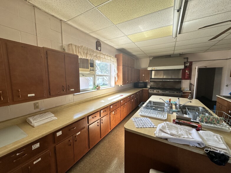 205 E 10th St, Sterling, IL for sale - Interior Photo - Image 3 of 5