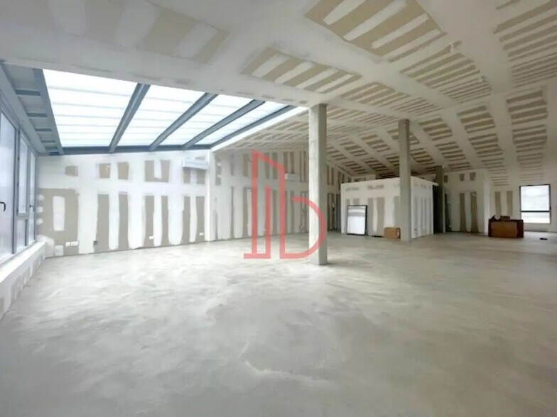 Office in Bordeaux for lease - Interior Photo - Image 2 of 3