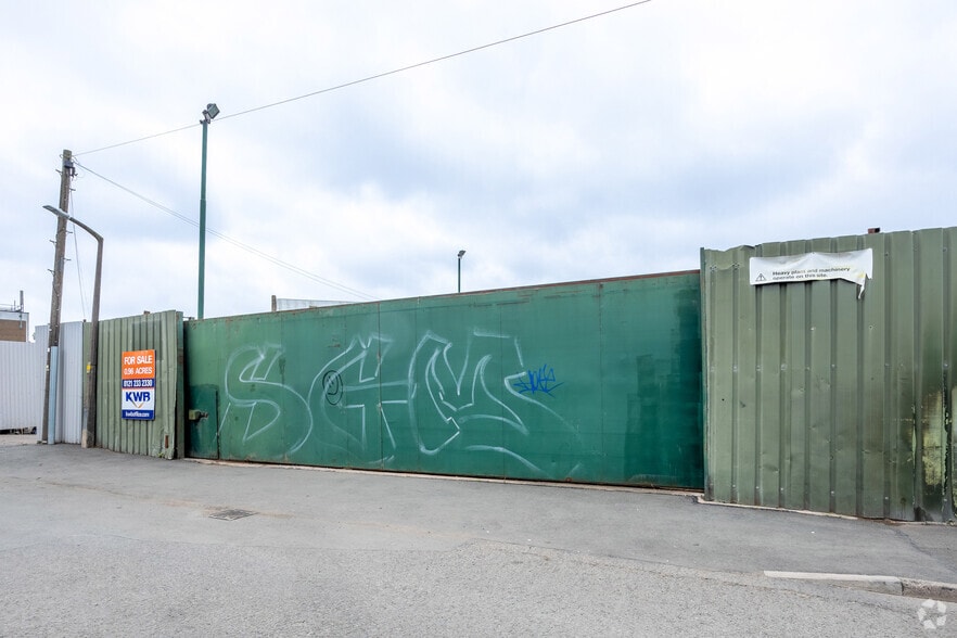 15-16 Oldfields, Cradley Heath for sale - Primary Photo - Image 1 of 2