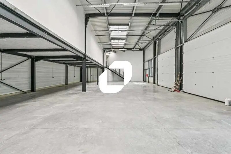 Flex in Stains for lease - Interior Photo - Image 3 of 13