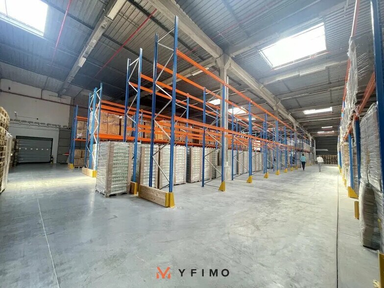 Flex in Épône for lease - Interior Photo - Image 2 of 4