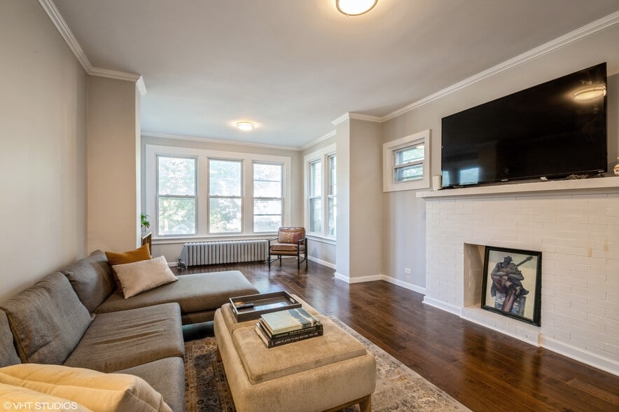 647 Asbury Ave, Evanston, IL for sale - Interior Photo - Image 1 of 3