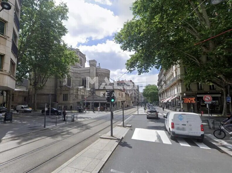 Retail in Lyon for lease - Building Photo - Image 2 of 3