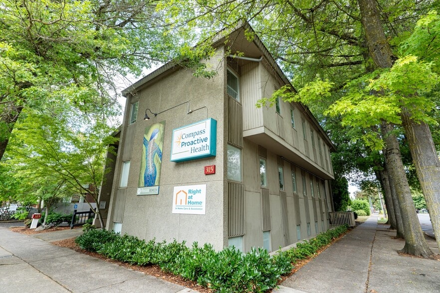 315 W Broadway Office Building + Lot portfolio of 2 properties for sale on LoopNet.com - Building Photo - Image 3 of 23