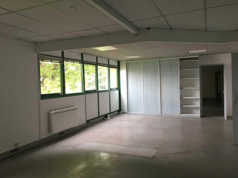 Flex in Mont-Saint-Aignan for lease - Interior Photo - Image 2 of 6