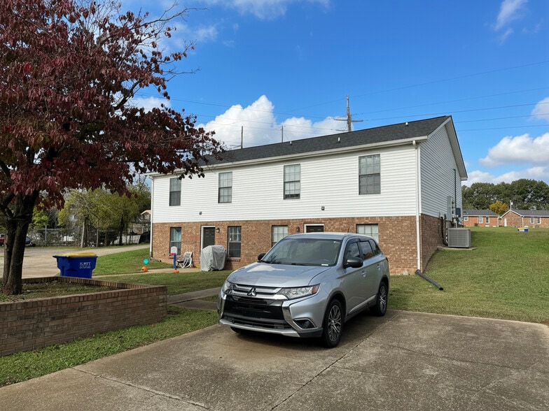 Clarksville Commons portfolio of 8 properties for sale on LoopNet.com - Building Photo - Image 3 of 15