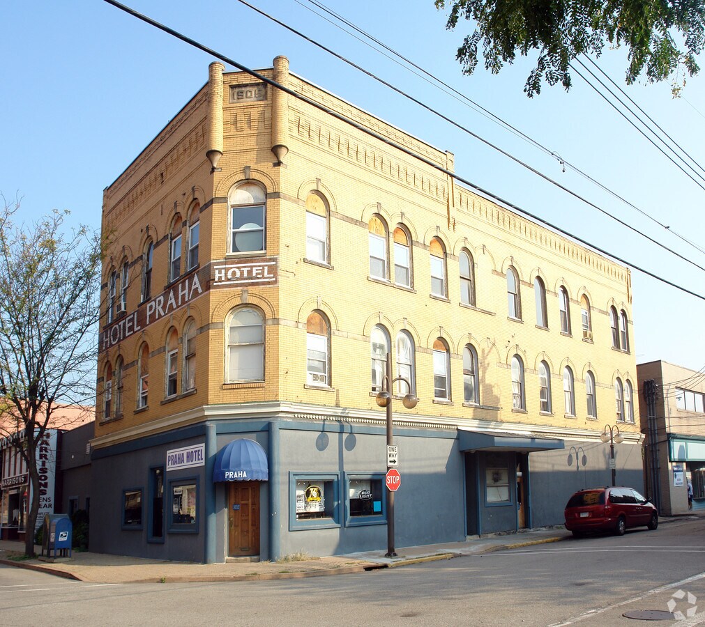 400 Corbet St, Tarentum, PA 15084