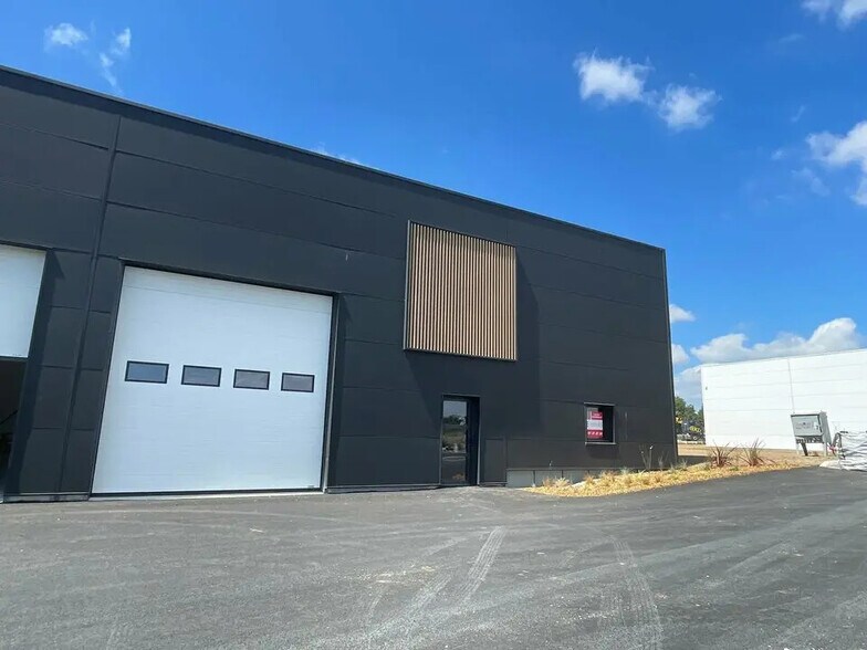 Flex in Vannes for lease - Building Photo - Image 1 of 3