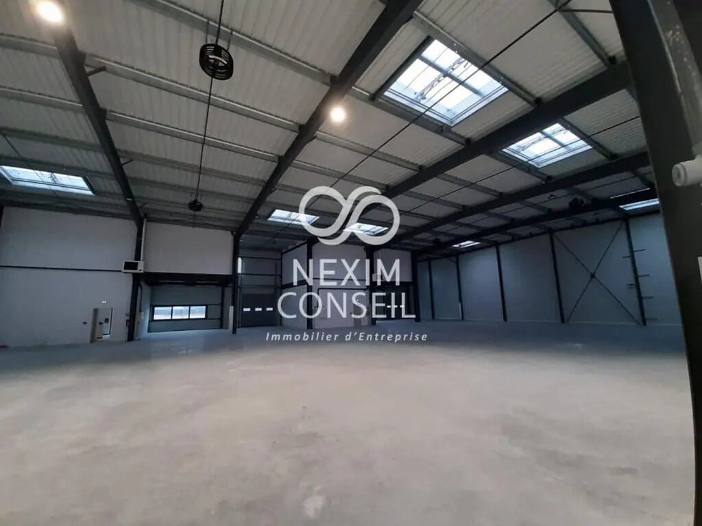 Location Entrepôt 1 200 m² - Photo 1